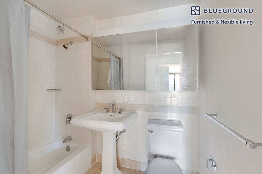 Building Photo - 255 W 94th St