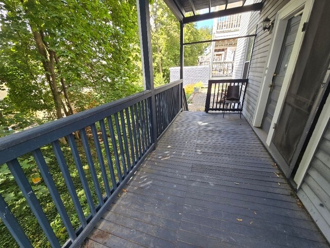 Building Photo - Charming duplex - Deck - Parking - Laundry