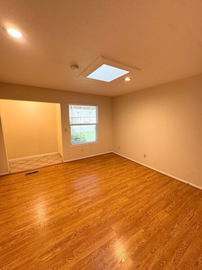 Building Photo - THREE BEDROOM TWO BATH  HOME in the Pocket...