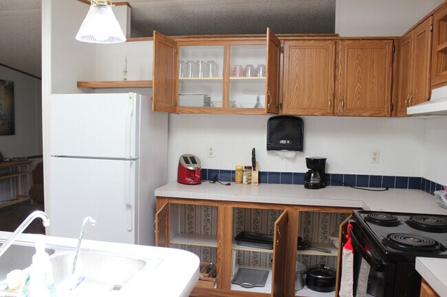 Building Photo - 6625 Bugbee-SI ID1515075P