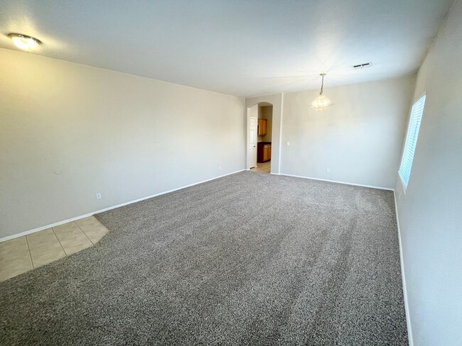 Building Photo - Sharp & Clean 4 Bedroom/ 2 Bath Single Lev...