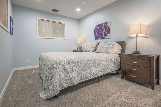 Building Photo - Full Furnished, Cozy Country Cottage Avail...