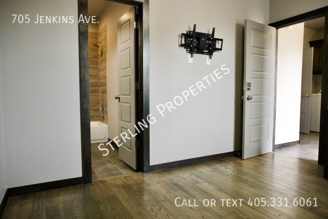 Building Photo - 705 S Jenkins Ave