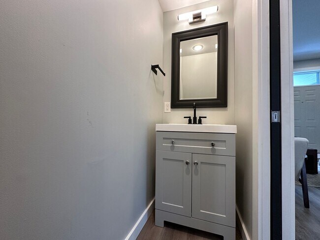 Building Photo - Newly Renovated 2 Bed, 2.5 Bath Furnished Home in Columbus