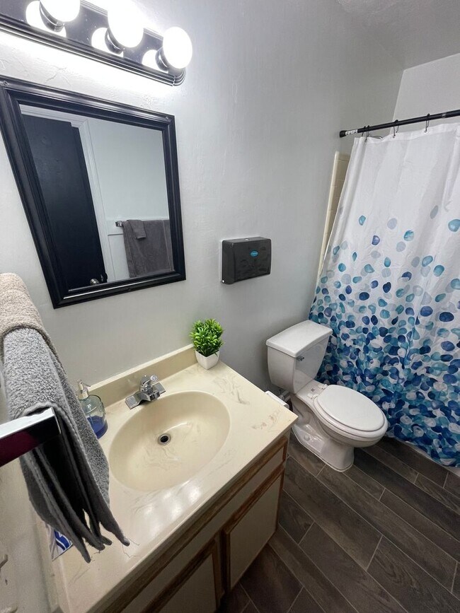 Building Photo - MOVE IN SPECIAL!! Super Cute 2 bedroom townhome!