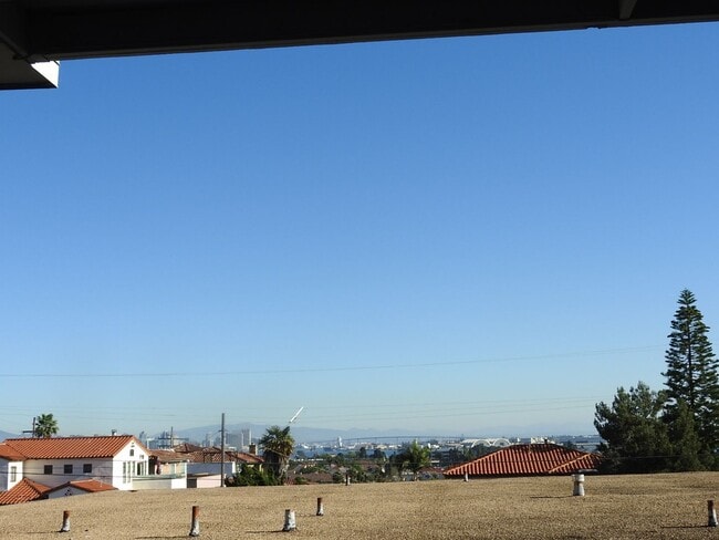 Building Photo - WOW views from this classic 3 bed 2 bath home