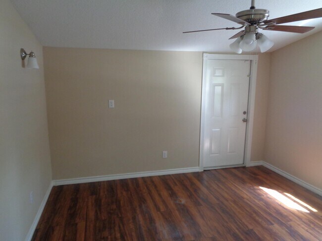 Building Photo - 324 Azalea St