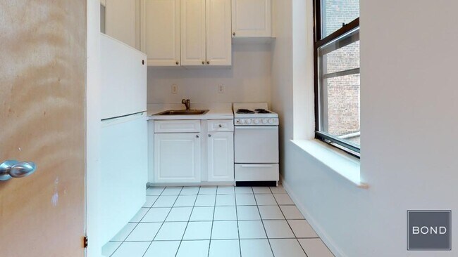 Building Photo - 425 E 65th St