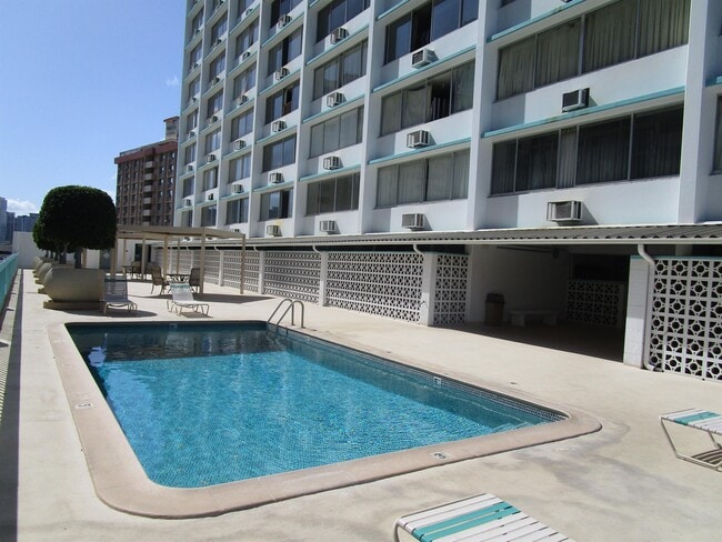 Building Photo - 1560 Kanunu St