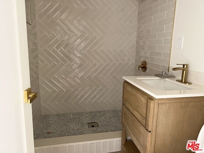 Building Photo - 1336 W 37th Dr