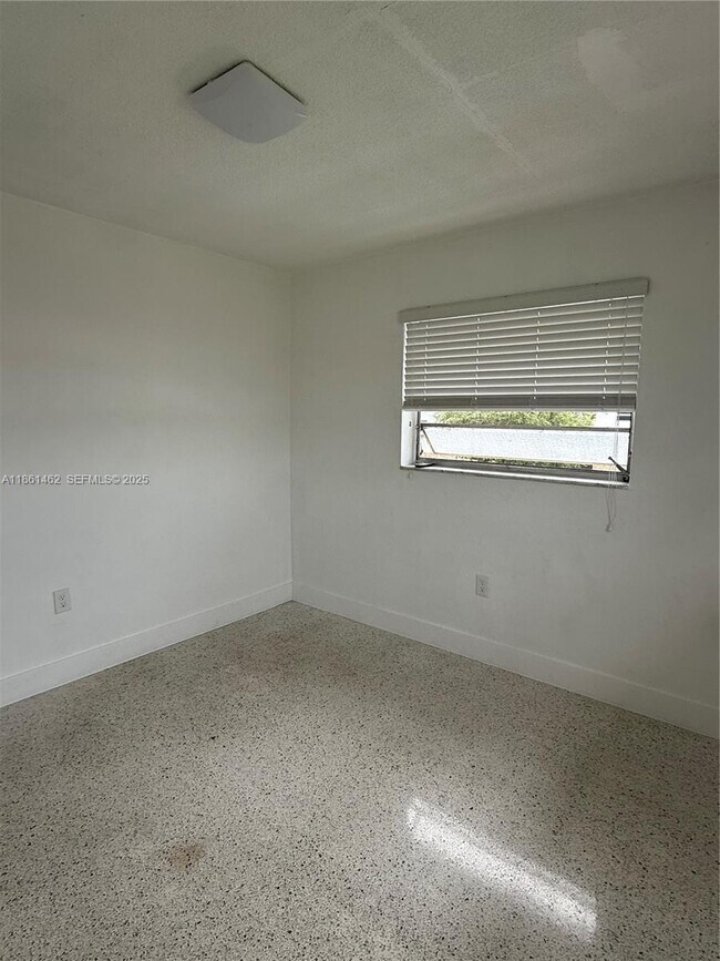 Building Photo - 55 W 7th St