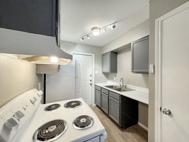 Building Photo - Sunshine Estates Completely Renovated Apar...