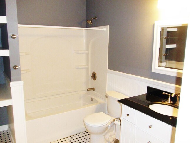 Building Photo - 313 4th Ave NW