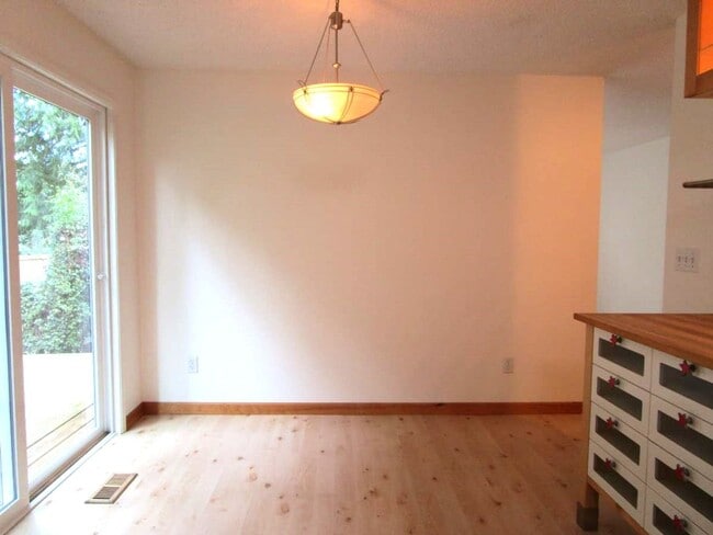 Building Photo - Lovely 3 Bedroom 1 Bath Home in Gig Harbor