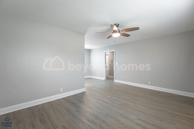 Building Photo - Beautiful and Newly Renovated 3 bedroom / ...