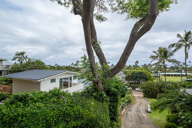 Building Photo - Very clean and bright 1 bedroom, 2 bath in Lanikai with views! All utilities!