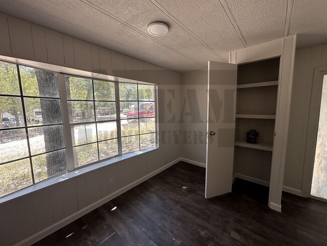 Building Photo - Cozy 2 Bedroom 1 Bathroom Home