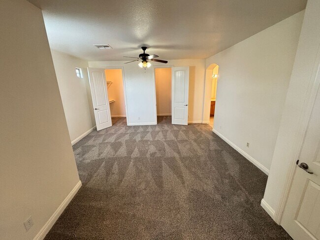 Building Photo - 10735 Knickerbocker Ave