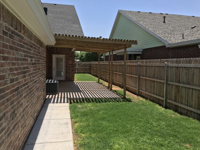 Building Photo - Pre-Leasing - Eye-Catching Home with a Bathroom in Every Bedroom!