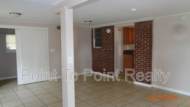 Building Photo - 1204 Crown Dr
