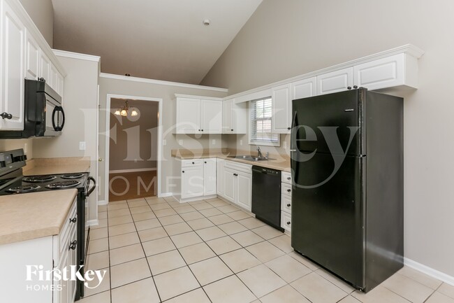 Building Photo - 200 Summer Hill Dr