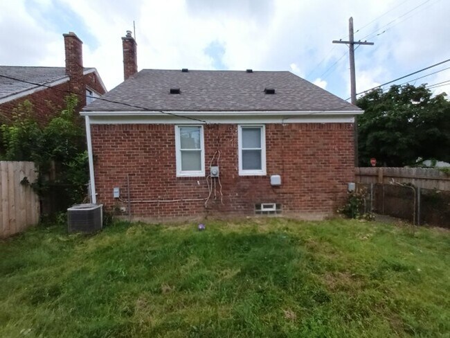 Building Photo - 3 bedroom 1.5 bath brick bungalow - AVAILA...