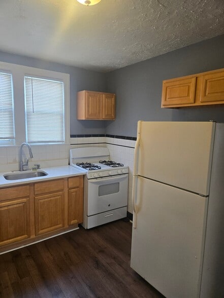 Building Photo - 565 E Elm St