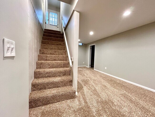 Building Photo - Ivanrest 3689-3695