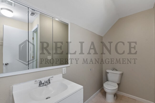 Building Photo - 1923 N Burns Ave