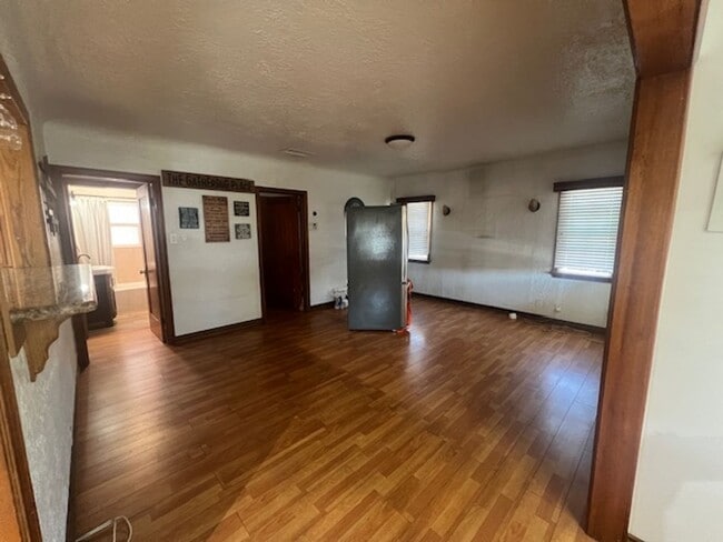 Building Photo - Charming 3 Bedroom 2 Bathroom, Long Beach Home for Lease!