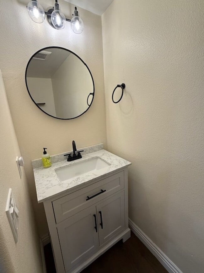 Building Photo - 2 bed 1.5 bath in Dakota Community in Wago...