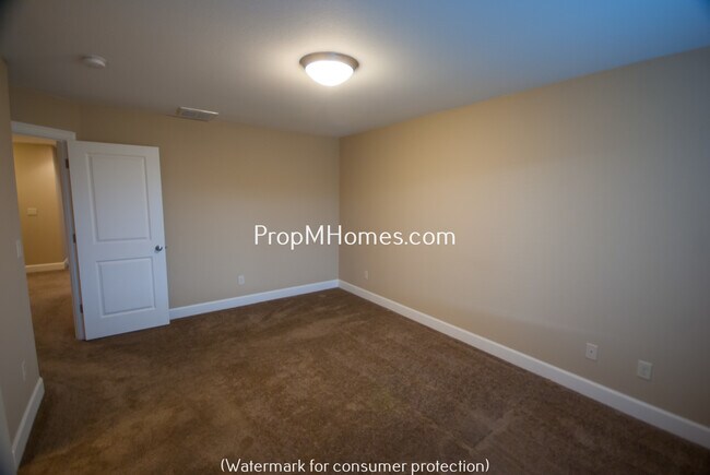 Building Photo - Beautiful Damascus Three Bedroom Townhouse in Wind Swept Waters!