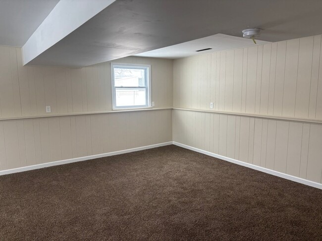 Building Photo - 3 Bedroom, 2 Bath Single Family Home in Clinton, IA