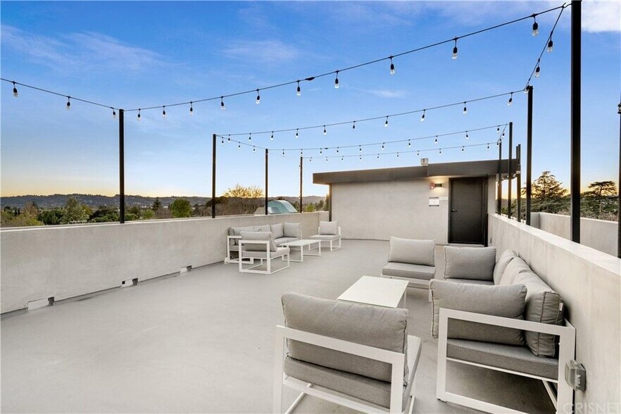 Building Photo - 5923 Laurel Canyon Blvd