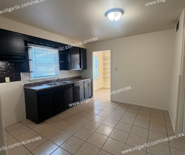 Building Photo - 727 Mount