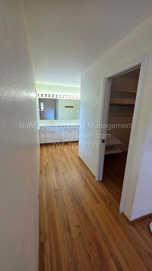 Building Photo - 5 Oak Forest Rd