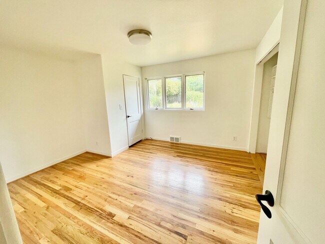 Building Photo - Charming  home on quiet street, great loca...