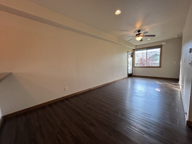 Building Photo - Upgraded 2 Bed, 1.5 Bath Townhouse with St...