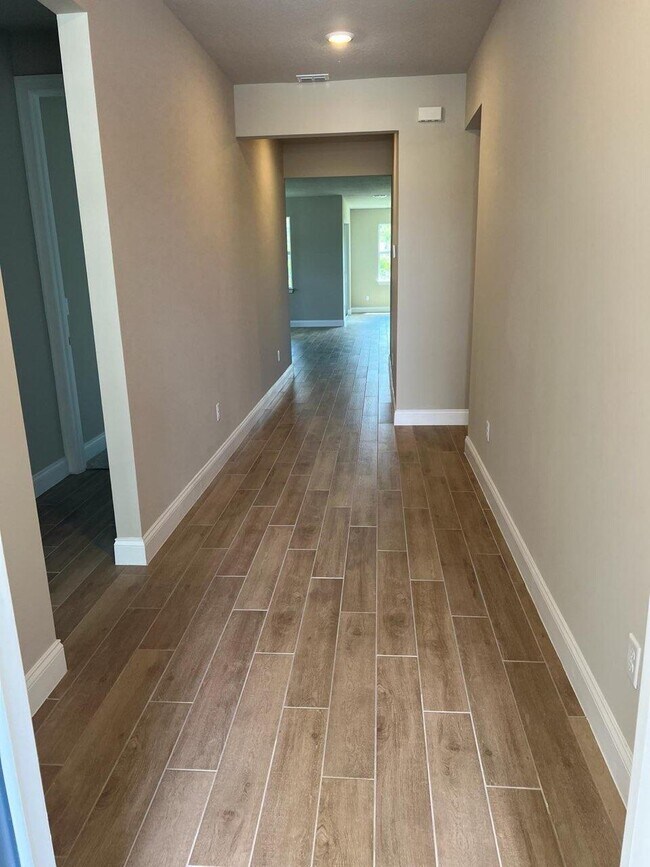 Building Photo - 6784 Cloverdale Ave