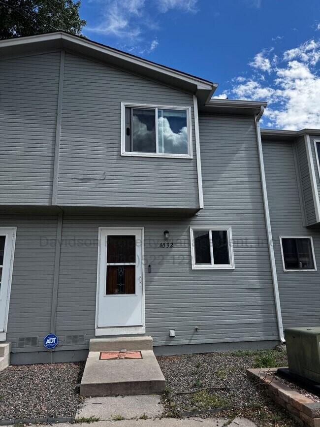Primary Photo - Cozy Updated 2 Bedroom Townhouse Near UCCS