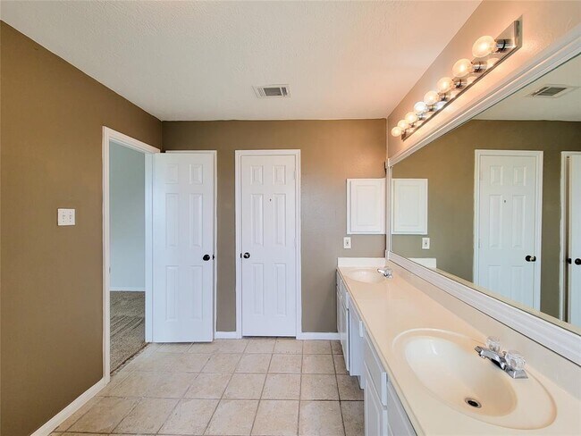 Building Photo - 6810 Keithwood Cir S