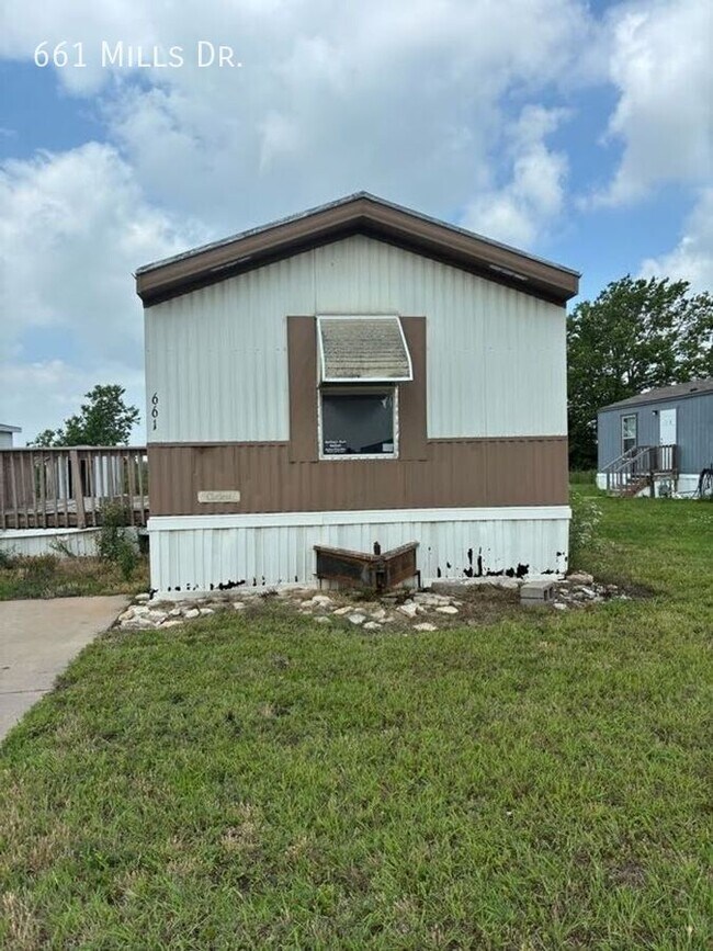 Building Photo - 661 W Mills Dr