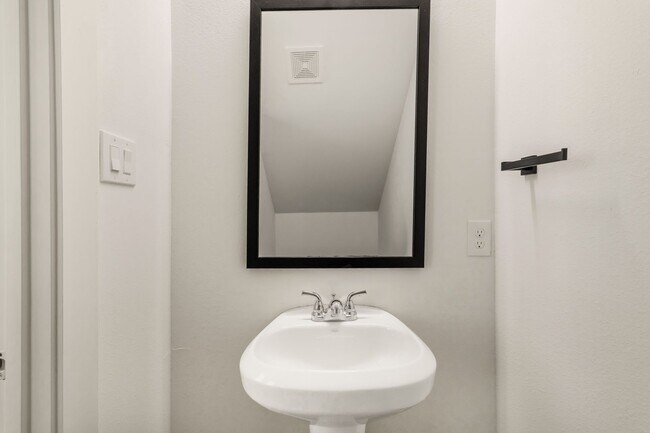 Building Photo - Wolf Den 3BR Near South College Station | Ideal Layout + Garage + Space