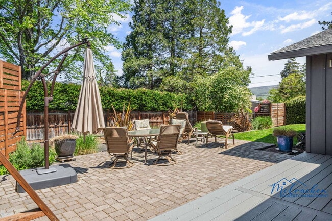 Building Photo - Modernized Spacious 3 Bedroom Home with Lush Outdoor Living in the Heart of Ashland