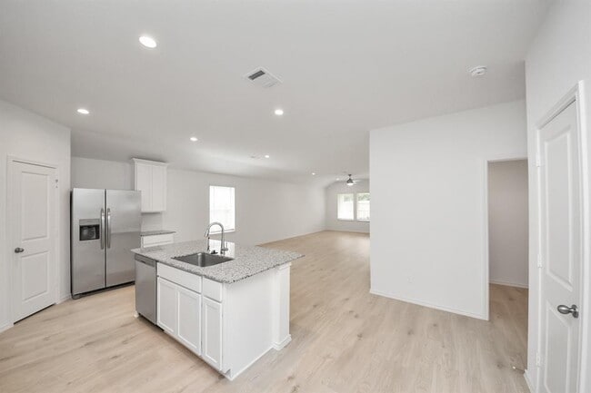 Building Photo - 5038 Balcolm Dr