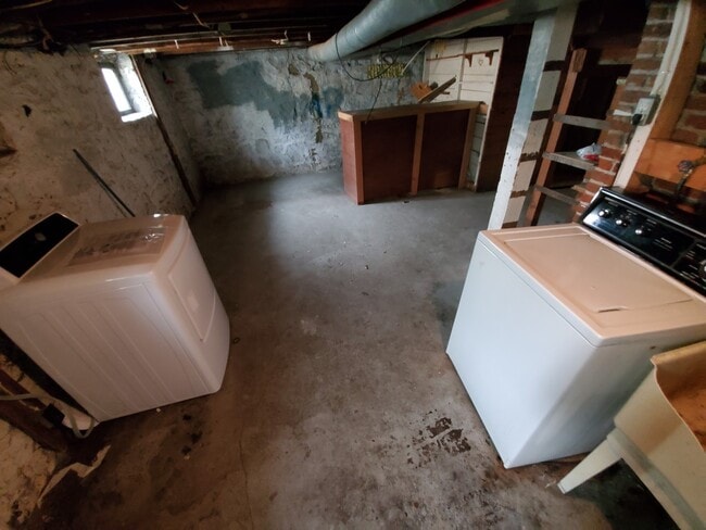 Building Photo - AVAILABLE JUNE - Great 3 Bed 1.5 Bath Near Portland Square