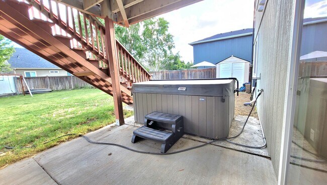 Building Photo - Gorgeous Split Level with Fenced Backyard