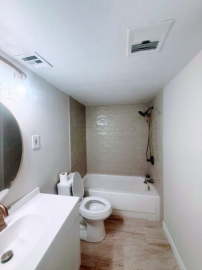 Building Photo - Updated Rocky River Condo – 1 Bed, 1 Bath in Prime Location Near Shopping & Lake Erie