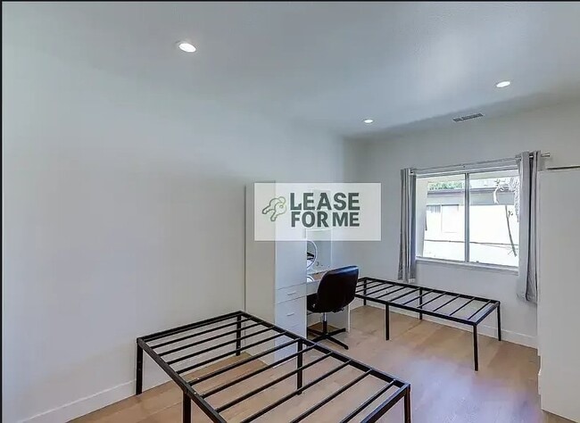 Building Photo - 1279 W 38th St