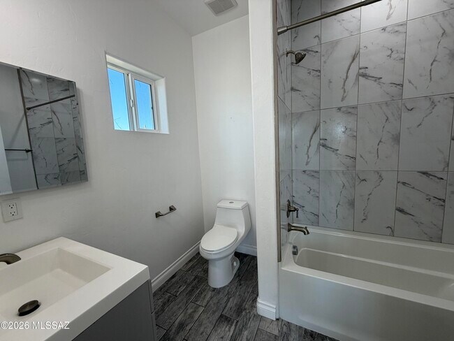 Building Photo - 3329 E Glenn St